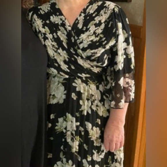 Chic Black and White Floral Midi Dress - Picture 3 of 3